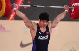 举重大师赛上演强强对话，南城犀牛队鏖战祁连飞鹰队，多点开花奏效；宿敌对话再升级